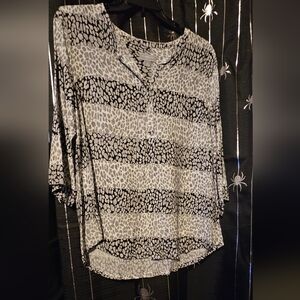 Liz Claiborne  Black and White Patterned Women's Top